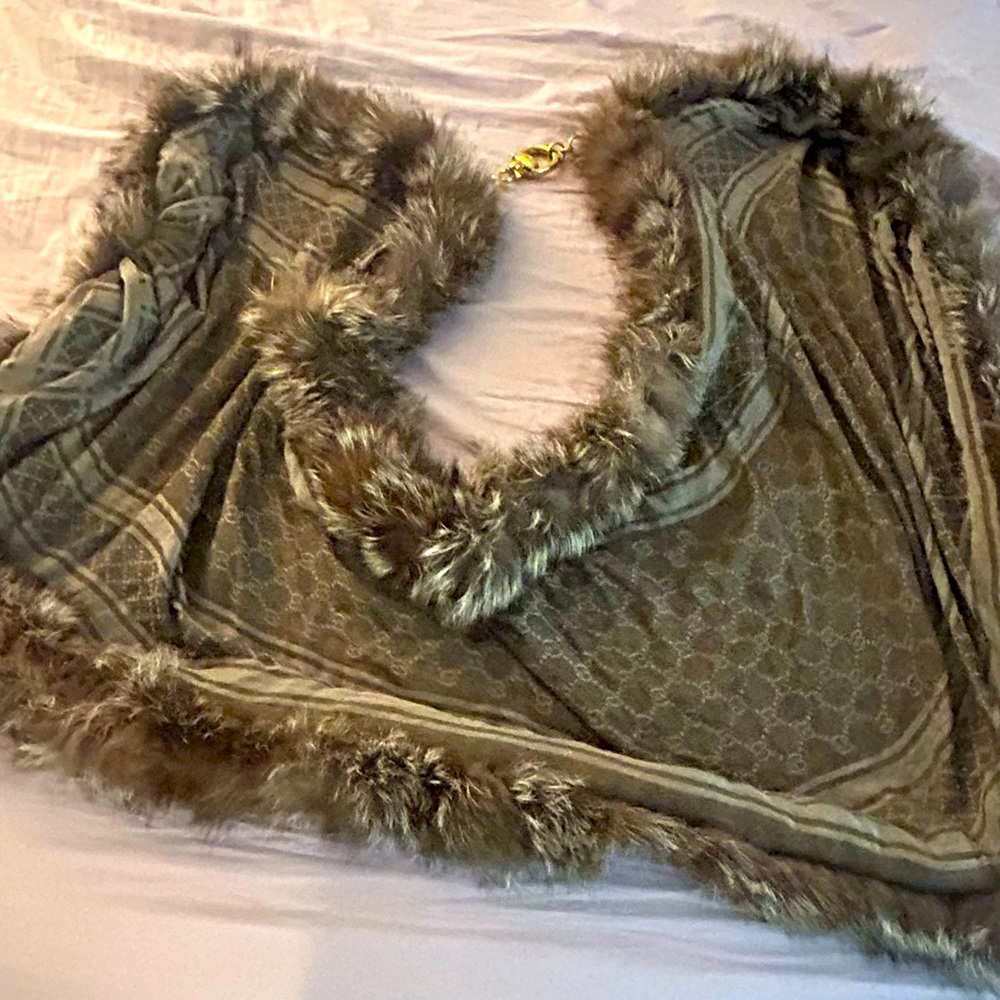 GUCCI fox fur shawl scarf with golden clip (made in italy)